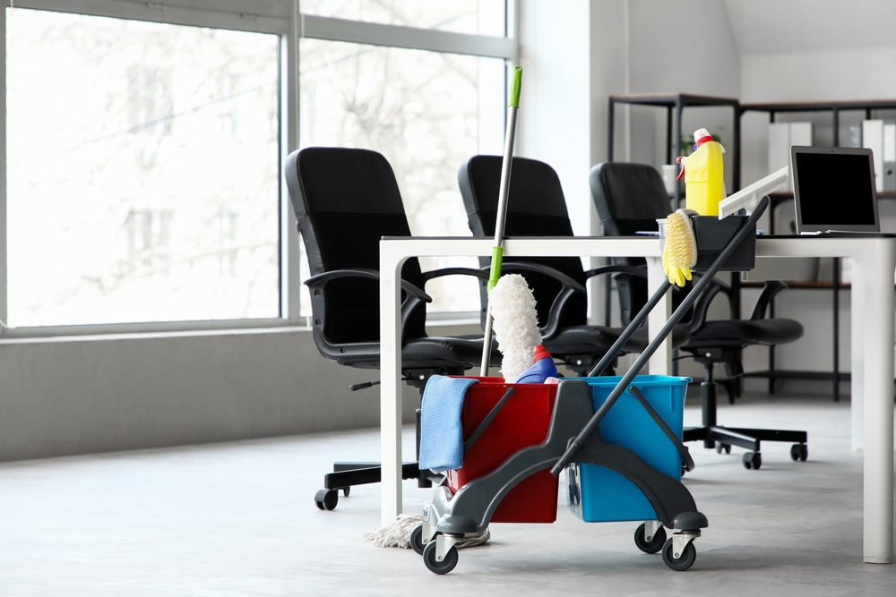 Janitor’s,Trolley,With,Cleaning,Supplies,In,Modern,Office